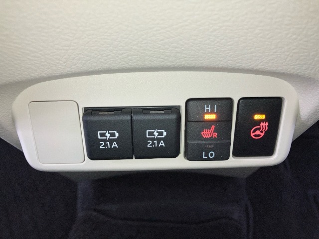 【シートヒーター＆ステアリングヒーター】運転席にはシートヒーターが装備されております。冬場寒い時期や、夏場でも車内のエアコンが苦手な方には嬉しい装備です！