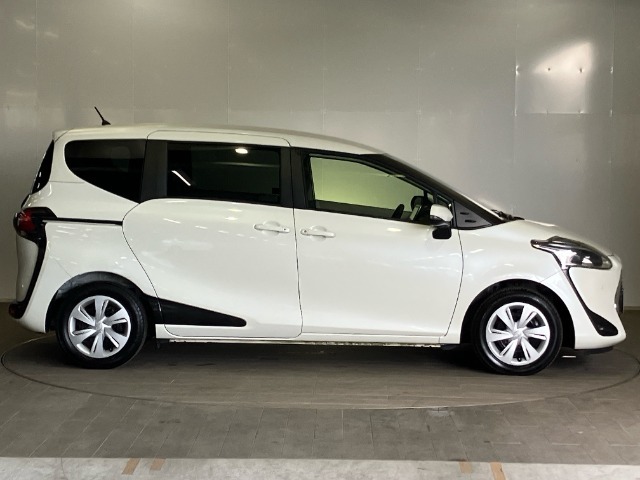 外装には右側リアフェンダーに小さな凹み傷がありますが、大きく目立つものではございません。内外装ともにコンディション良好なお車です。