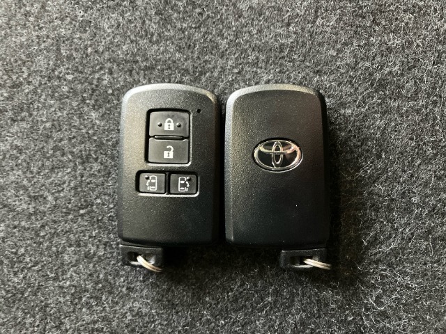 【スマートキー】持っているだけでエンジン始動や、ドアロックの開閉まで出来ちゃう賢く便利なスマートキーを装備！イモビライザーでセキュリティー対策もOK！