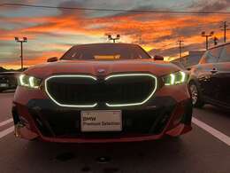 リヤ・ビュー・カメラ搭載！後方障害物、歩行者をコントロールディスプレイ上で確認出来ます。安心、安全に駐車を行うことが可能です！！