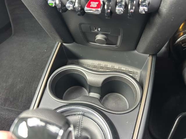 ご来場が難しいお客様でもご安心下さい、店頭在庫でしたらテレビ電話などを使いお車の詳細をご説明させて頂く事も可能でございます。当店スタッフが真心込めてご対応させて頂きます。