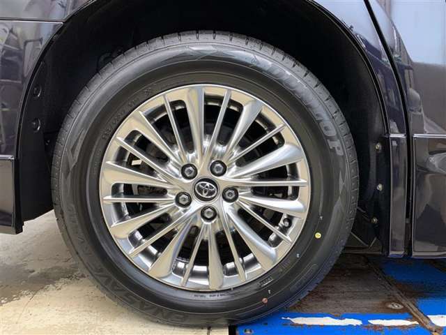 デザイン性にも優れた純正17インチアルミホイールです。