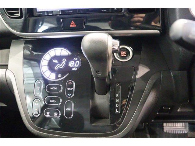 ステアリングホイールからスムーズに持ちかえられるインパネシフトを採用。シフトノブをコンパクト化し、女性でも操作しやすいサイズです。