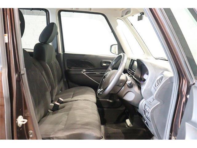 良好な視界とスムーズな乗り降りを実現した運転席。運転席はアイポイントを高くし視界良好です。