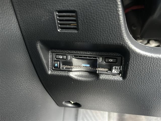 【ETC】有料道路を利用する際に料金所で停止することなく通過できる、ETC車載器（ノンストップ自動料金収受システム機器）が装備されています。セットアップを行うことで利用可能になります。