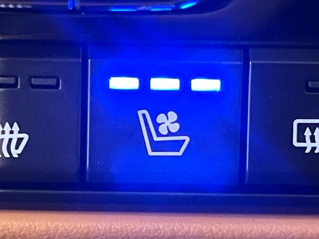 【シートベンチレーション】夏場は涼しい風でお尻や背中の熱やムレを防ぎ、冬はエアコンよりも早く温まってポカポカに！季節を問わず快適に過ごせます。