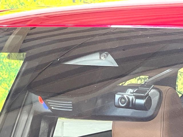 【スマートブレーキサポート】走行中に前方の車両等を認識し、衝突しそうな時は警報とブレーキで衝突回避と被害軽減をアシスト。より安全にドライブをお楽しみいただけます。