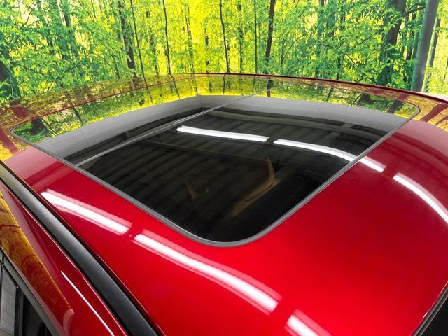 【パノラマルーフ】大型のガラスルーフ搭載で車内の解放感が一気にアップ！開放的なドライブをお楽しみいただけます。