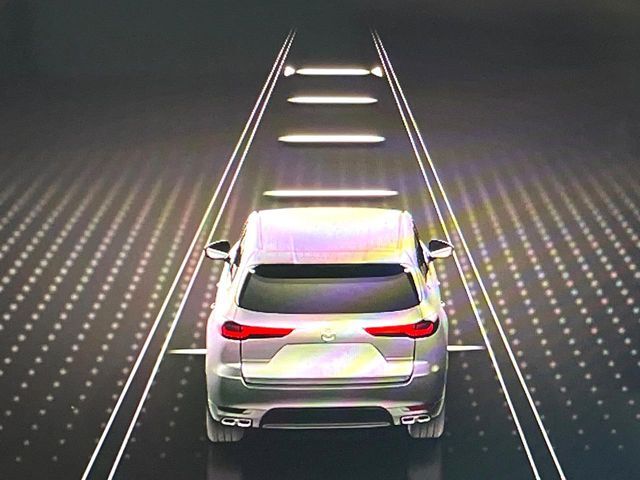 【マツダ・レーダークルーズコントロール】高速道路での長距離走行が楽に！自動で速度を保つクルーズコントロールが、衝突軽減システムと連携し、前方の車両を感知して車間を保つように速度調節してくれます！！