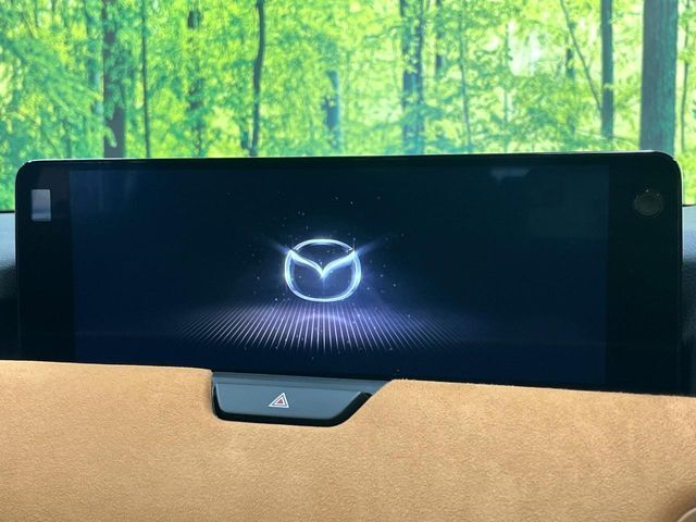 【12.3インチマツダコネクト】車内の雰囲気にマッチした大型ディスプレイ。スマホ接続でのナビ使用やBluetooth再生等、様々な機能が楽しめます。直感的なダイヤル操作が可能で、使い勝手も良好です。