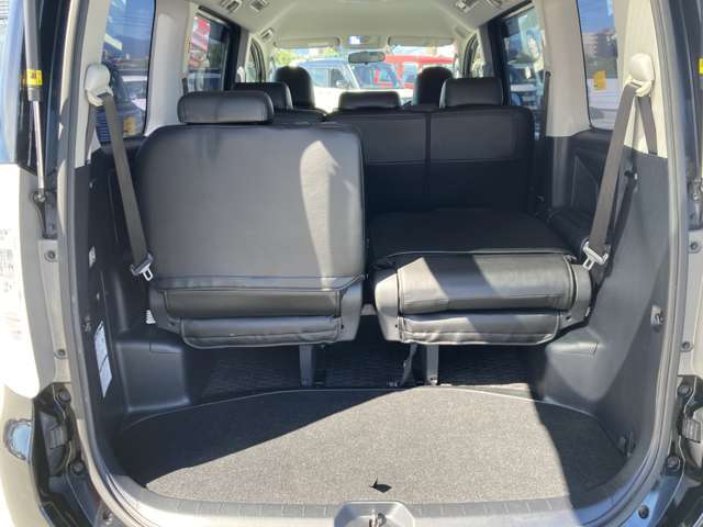 独立しているので荷物に応じて変更ができます。後部座席もスライドして調整が出来ます。