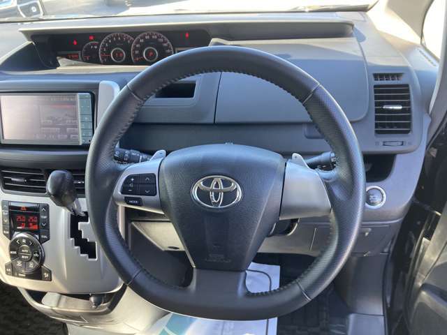 ステアリングも本革ステアリングなのでフィット感があり運転もしやすいですよ！