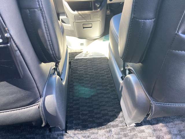 運転席と助手席にはスペースがあるのでカバンや後ろへの移動も楽にできます。