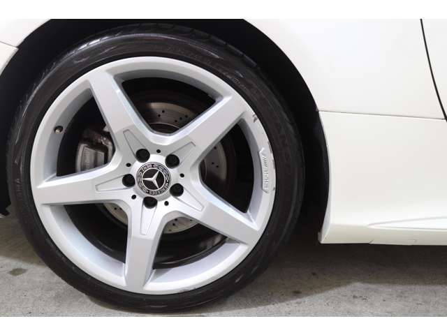 AMG19インチ5スポークアルミホイールを装着しております！放熱性に優れたドリルドブレーキローターやロゴ入りブレーキキャリパーも装備しておりますので、よりスポーティーな印象を受けます！