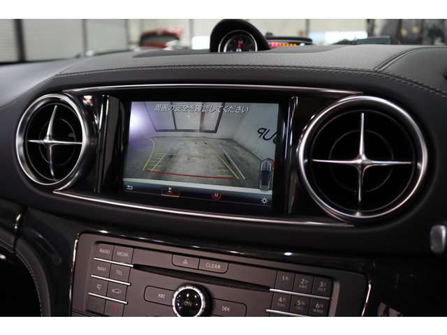 ガイドライン付きバックカメラ！車輌の前後にはパークトロニックセンサーも装備し、より安全な車庫入れなどが可能です！！