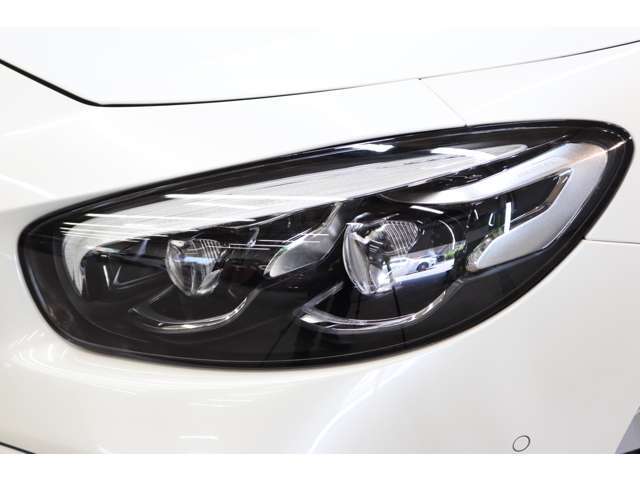視認性に優れたLEDハイパフォーマンスヘッドライトを搭載！運転者様の夜間走行をサポート致します！！