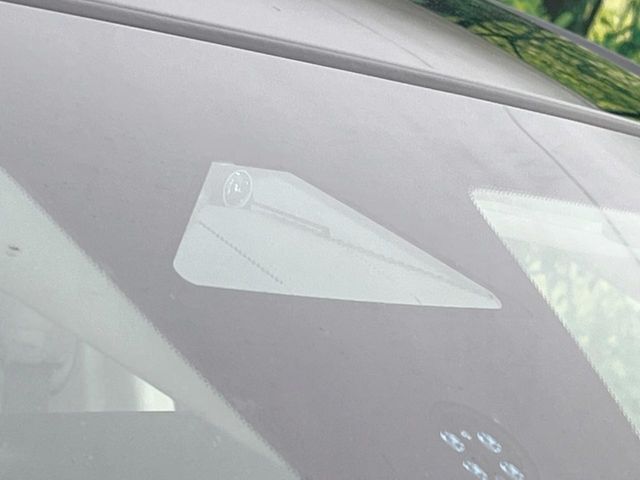 【ホンダセンシング】走行中に前方の車両等を認識し、衝突しそうな時は警報とブレーキで衝突回避と被害軽減をアシスト。より安全にドライブをお楽しみいただけます。