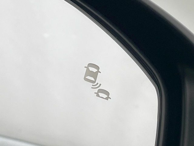 【ブラインドスポットインフォメーション】走行中、ドアミラーの死角になりやすい箇所に後続車が接近するとサイドミラー付近に警告を表示、ドライバーに注意喚起をしてくれます。