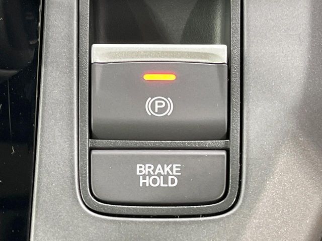 【オートブレーキホールド】信号待ちや渋滞で停車時にブレーキから足を離しても、停止状態を保持してくれます。前進するときはアクセルを踏めば自動で解除されるので安心♪街乗り運転が楽になります♪