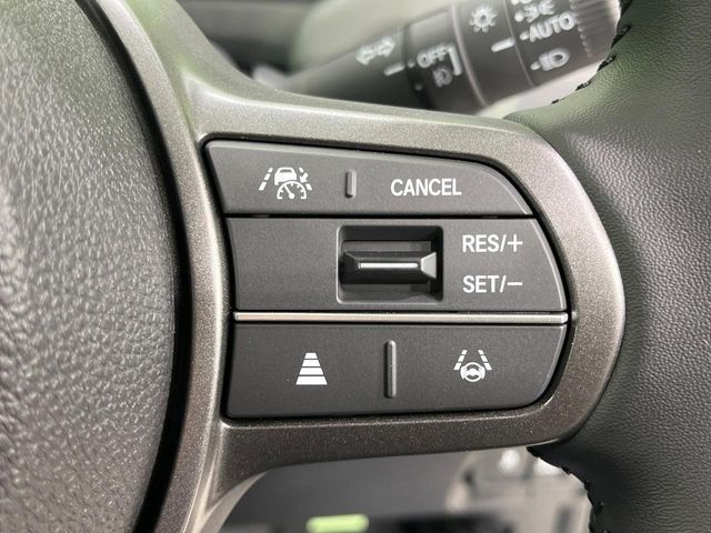 【アダプティブクルーズコントロール】高速道路での長距離走行が楽に！！自動で速度を保つクルーズコントロールが、衝突軽減システムと連携し、前方の車両を感知して車間を保つように速度調節してくれます！！