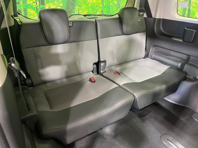 3列目シートはもちろん状態良好☆大人でもゆったりと座って頂けますので、大人数でのお出かけもラクラクです♪ご家族で、気の知れた仲間で、ドライブに行くのが楽しみですね♪