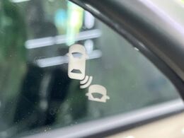 【ブラインドスポットインフォメーション】走行中、ドアミラーの死角になりやすい箇所に後続車が接近するとサイドミラー付近に警告を表示、ドライバーに注意喚起をしてくれます。