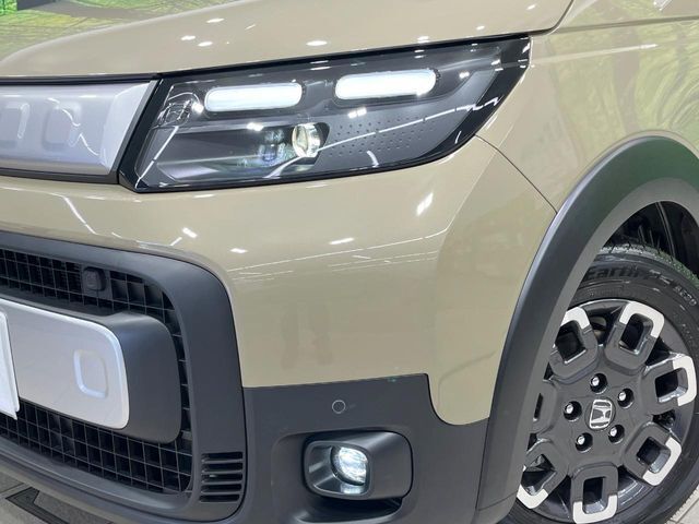 【LEDヘッドライト】悪天候や夜間走行時も良好な視界を確保し安心して運転できる高輝度LEDヘッドライトを装備！点灯速度が早く、消費電力も抑えられています。