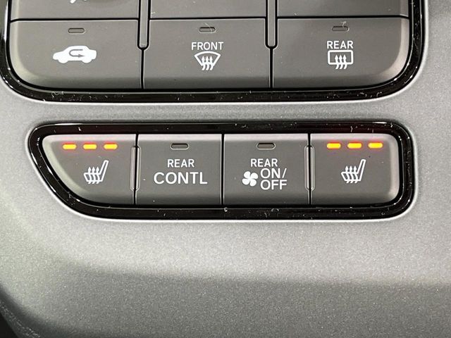 【シートヒーター】寒い日に重宝するシートヒーター！エアコンより早く温まってくれるので寒がりの人も安心ですね♪エアコンの温風は乾燥するから苦手、という方にもをおすすめです。