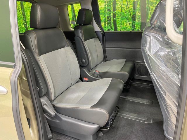 二列目中央はウォークスルーとなっております。二列目と三列目の移動や乗り降りがとっても楽になるので、乗り降りの際もストレスを感じることはありません♪