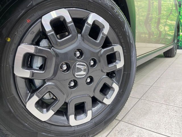 【純正15インチアルミホイール】外観にマッチした純正アルミホイールを装着しております。各種社外アルミホイールや、スタッドレスタイヤも取扱いしております。是非ご相談ください♪