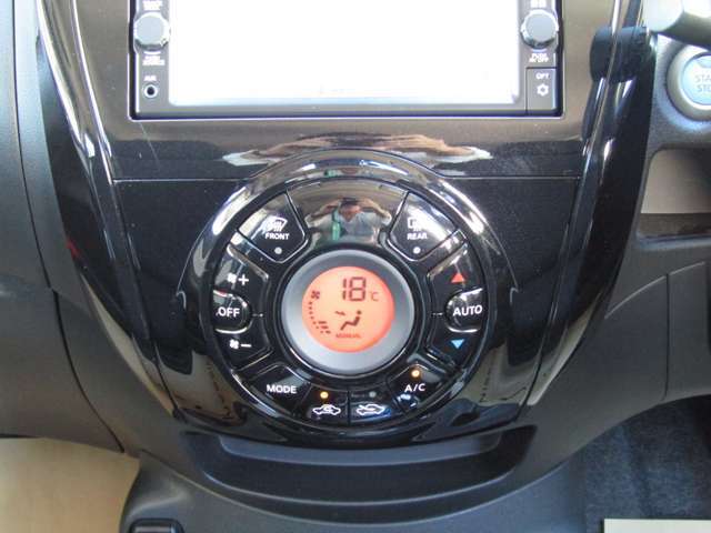 オートエアコン搭載！ワンタッチで車内温度を一括管理できます！！