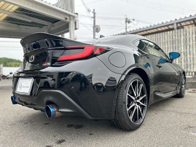 ご納車時に、全台法定点検を実施致します。消耗品のバッテリー、エンジンオイルや、オイルエレメントなどは新品交換し、ほか不具合箇所は修理し、ご納車後に安心してお乗りいただける様に、しっかり整備を致します。
