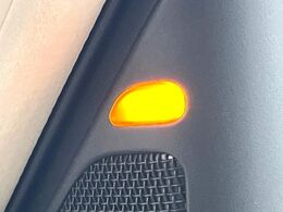 【後方車輛検知】走行中、ドアミラーの死角になりやすい箇所に後続車が接近するとサイドミラー付近に警告を表示、ドライバーに注意喚起をしてくれます。