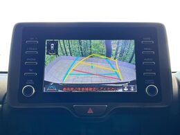 【バックカメラ】駐車時に後方がリアルタイム映像で確認できます。大型商業施設や立体駐車場での駐車時や、夜間のバック時に大活躍！運転スキルに関わらず、今や必須となった装備のひとつです！