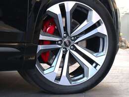 ●オシャレは足元から。サスペンションは硬すぎずしなやかな乗り心地に貢献しています。さらにローアンドワイドの佇まいがスポーティ！