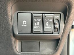 【両側パワースライドドア】スマートキーや運転席のスイッチで後席両側スライドドアの開閉が可能♪電動だから力を入れてドアを開ける必要が無く、小さなお子様でも簡単に開け閉めでき快適です♪