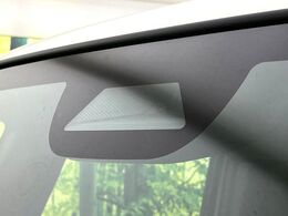 【ホンダセンシング】走行中に前方の車両等を認識し、衝突しそうな時は警報とブレーキで衝突回避と被害軽減をアシスト。より安全にドライブをお楽しみいただけます。