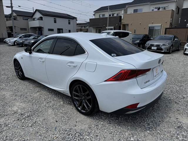 店舗敷地内に駐車スペースもございます。お車でのご来場をお考えの方はご安心ください♪