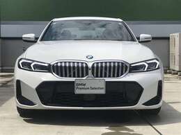【BMWの伝統】BMWの特徴的な“キドニーグリル”は、80年以上続く伝統の形でございます。変わらないこだわりのデザインが、プレミアムブランド“BMW”を創り出します。