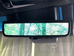 【デジタルインナーミラー】後席の大きな荷物や同乗者で後方が確認しづらい時でも安心！カメラが撮影した車両後方の映像をルームミラー内に表示。クリアな視界で状況の確認が可能です！