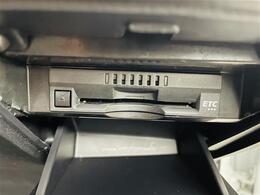 【ETC】有料道路を利用する際に料金所で停止することなく通過できる、ETC車載器（ノンストップ自動料金収受システム機器）が装備されています。セットアップを行うことで利用可能になります。