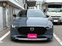 入庫後自分たちで一台一台徹底して内装のクリーニングを行います。また、エンジンルームやホイール、外装などもお客様にご満足頂ける様仕上げております。