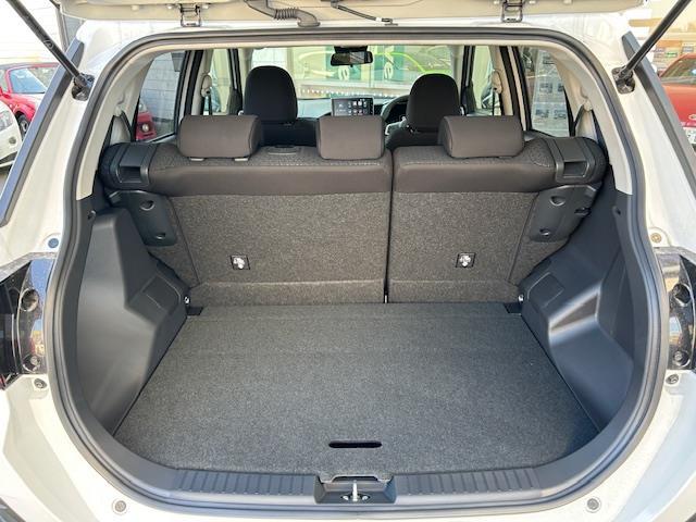 【トランク】積み込みやすくて、たっぷり積める荷室です。シートアレンジできるものは、乗車人数と荷物の量や大きさによってシートを動かすことができるので、より快適なドライブが可能です！