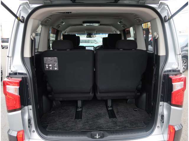 サードシートは5：5分割スライドシートですので、乗車スペースも確保しながら長い荷物も積み込めます。