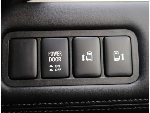 セーフティ機能付き両側電動スライドドアは、運転席のスイッチやリモコンキー操作で開閉操作が出来ます。障害物に当たると自動的に反転する安全機能も付いています。