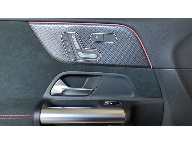 【メモリー付パワーシート】シートをかたどった調整スイッチはメルセデス・ベンツが特許を持っています。様々な体型の乗員に合わせた、きめ細かい調整が可能になっています。