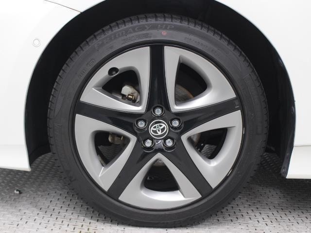 215/45R17タイヤ＆17×7Jアルミホイール(ブラック塗装・チタン調塗装 樹脂加飾パーツ+センターオーナメント付)装着です。