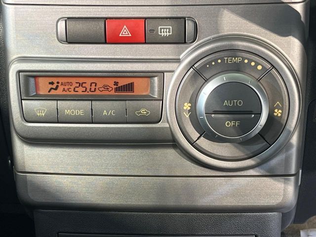 【オートエアコン】一度お好みの温度に設定すれば、車内の温度を検知し風量や温度を自動で調整。暑い…寒い…と何度もスイッチ操作をする必要はありません。快適な車内空間には必須の機能ですね♪