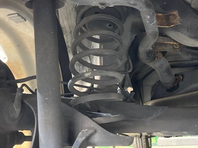 お車を安心してお乗りいただく為には、足回りの定期点検が欠かせません。サービスサポート（有償保証）では無料点検もご提供しており、安心のカーライフをお過ごしいただけるサポート体制が整っています。