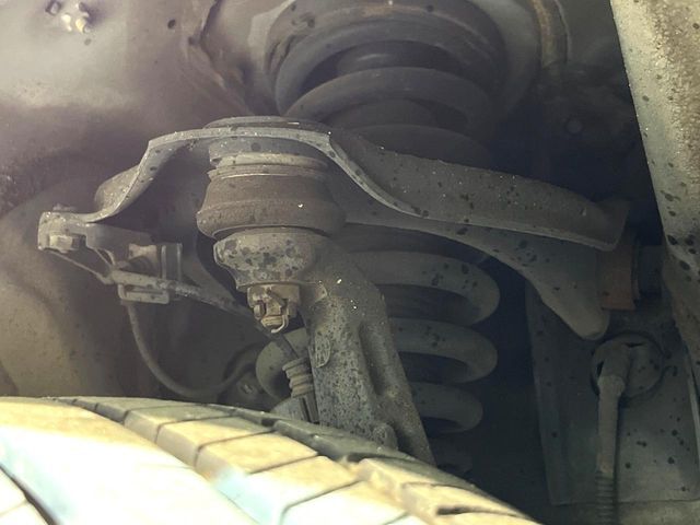 お車を安心してお乗りいただく為には、足回りの定期点検が欠かせません。サービスサポート（有償保証）では無料点検もご提供しており、安心のカーライフをお過ごしいただけるサポート体制が整っています。